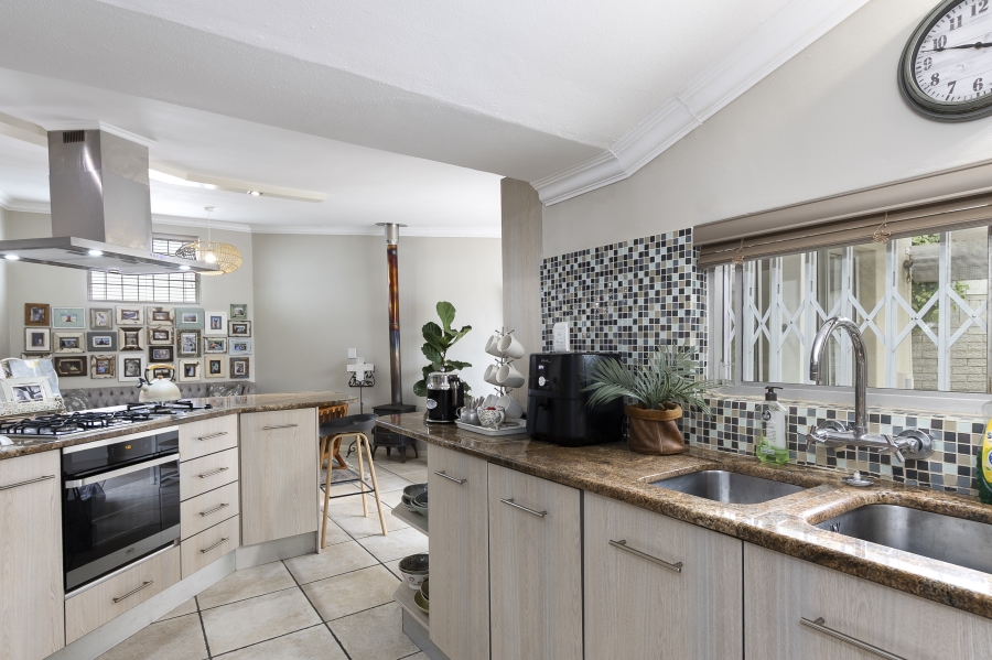 To Let 4 Bedroom Property for Rent in Heldervue Western Cape